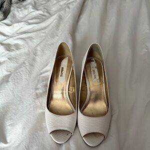 Sears White Peep Toe Heels Size 9 Textured Faux Leather Classic Pumps